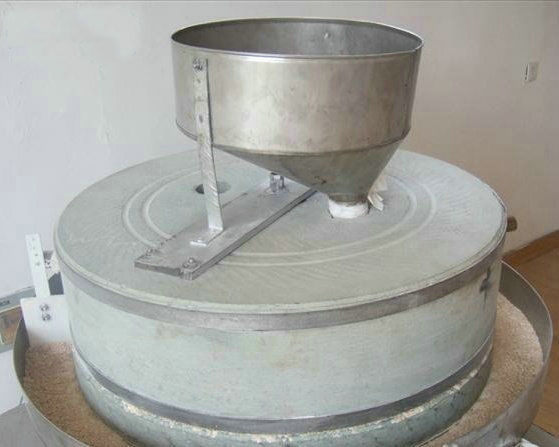 鑫峰石磨面粉機(jī)廠家小編為您簡(jiǎn)述石磨單機(jī)常見故障原因有哪些？