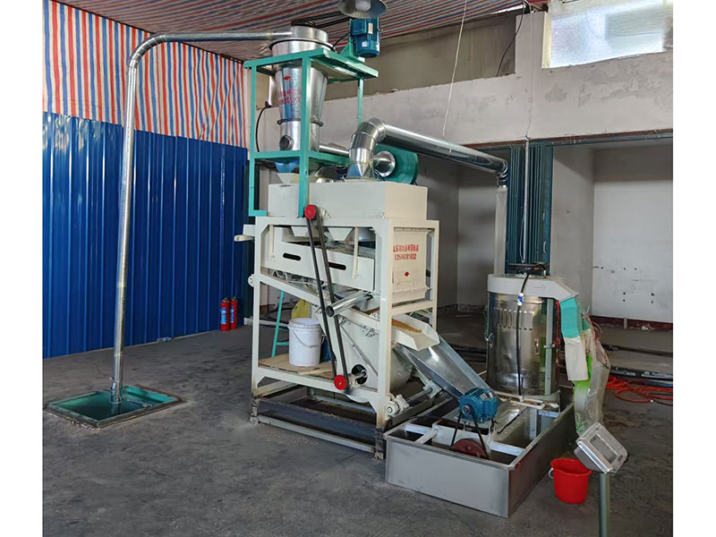 小型面粉機(jī)械加工的過程中是流水線式的，幾乎不需要人工的參與