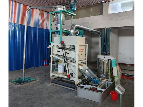小型面粉機(jī)械加工的過(guò)程中是流水線(xiàn)式的，幾乎不需要人工的參與